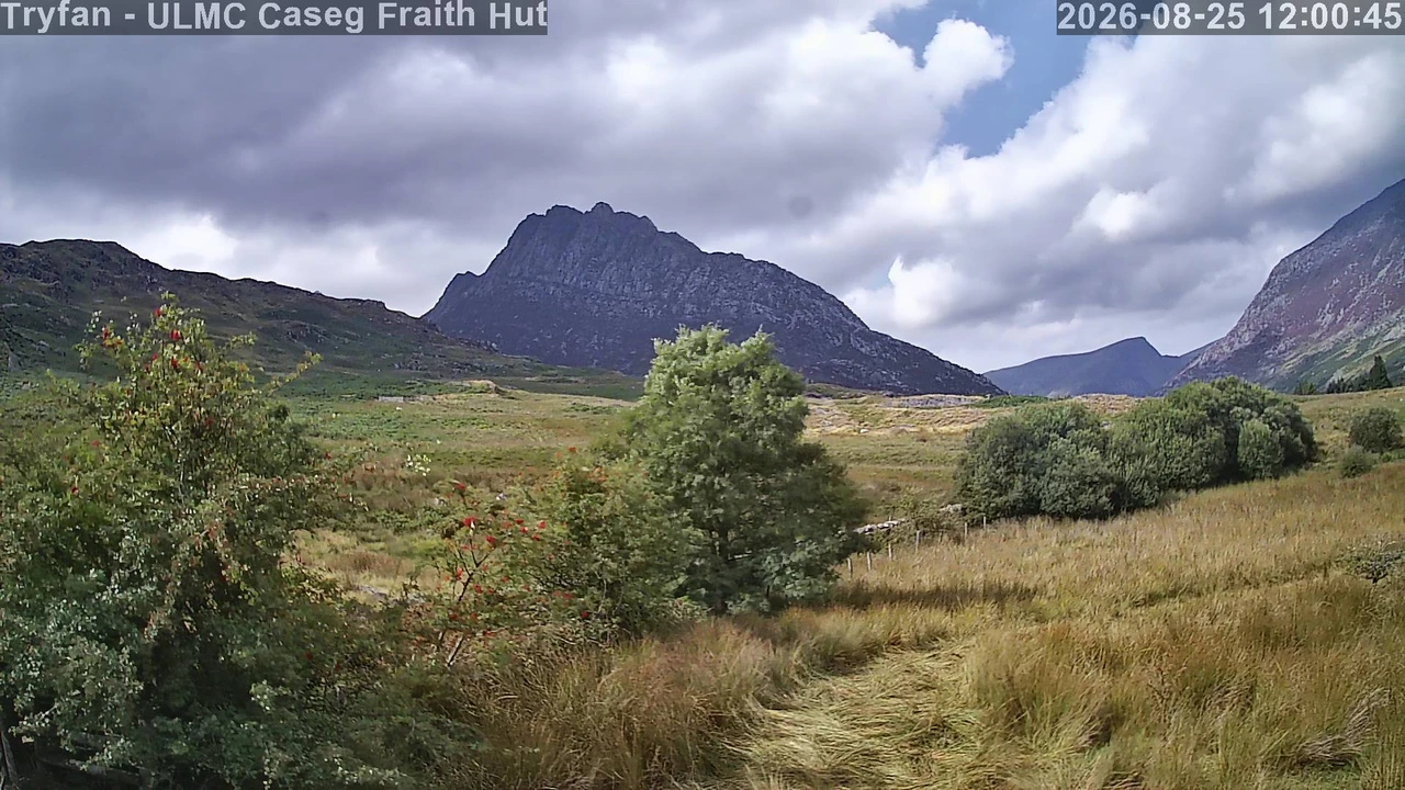 Clear reference view of Tryfan